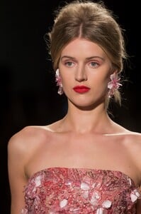 detail-defile-badgley-mischka-printemps-ete-2018-new-york-detail-52.thumb.jpg.1026ec37786a215ab91a90bd461a403a.jpg
