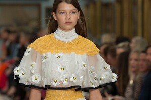detail-defile-carolina-herrera-printemps-ete-2019-new-york-detail-68.thumb.jpg.3e49ed8ab119b6e22be7a16af7d11099.jpg
