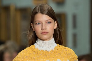 detail-defile-carolina-herrera-printemps-ete-2019-new-york-detail-69.thumb.jpg.b2f17effe106f0b54b7f058ab892493c.jpg