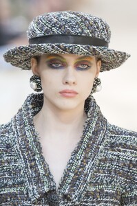 detail-defile-chanel-automne-hiver-2017-2018-paris-detail-36.thumb.jpg.09db0b3ffb0abb3d4f242bb92092d55d.jpg