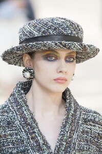 detail-defile-chanel-automne-hiver-2017-2018-paris-detail-37.thumb.jpg.83123ad236868b778332c62633fd03df.jpg