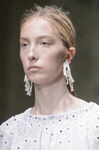 detail-defile-christopher-kane-printemps-ete-2018-londres-detail-27.thumb.jpg.9aa8e9db64866630aaaac3b0869432ad.jpg