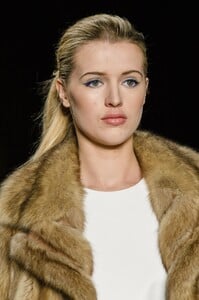 detail-defile-dennis-basso-automne-hiver-2018-2019-new-york-detail-73.thumb.jpg.f3a1f86fcc8bc0eb472e3bb1d2991f55.jpg