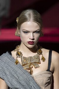 detail-defile-dolce-amp-gabbana-automne-hiver-2019-2020-milan-detail-537.thumb.jpg.2f08e0d0f997790fac2a90285be1aca3.jpg