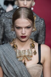 detail-defile-dolce-amp-gabbana-automne-hiver-2019-2020-milan-detail-656.thumb.jpg.17501d15e88b6bce9f2ec4099034410c.jpg