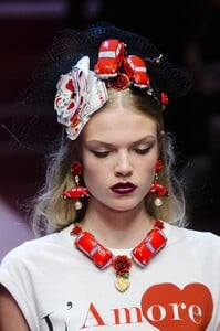 detail-defile-dolce-amp-gabbana-printemps-ete-2018-milan-detail-47.thumb.jpg.01f731e9607643a86289a0c2c3010d5c.jpg