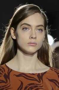 detail-defile-dries-van-noten-automne-hiver-2017-2018-paris-detail-48.thumb.jpg.c35450b94a80d12a0de40d31bea2999f.jpg