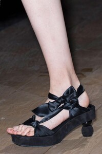 detail-defile-dries-van-noten-printemps-ete-2017-paris-detail-24.thumb.jpg.6fb0082298c6d6452b276b4807e9ca01.jpg