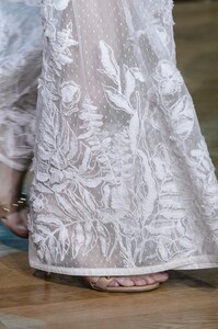 detail-defile-elie-saab-printemps-ete-2018-paris-detail-89.thumb.jpg.bba0b59f4417cff0b13cc7445be2e679.jpg