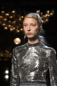 detail-defile-erdem-printemps-ete-2018-londres-detail-30.thumb.jpg.55cd7eeffcc17c367be2e768050ae843.jpg