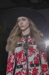 detail-defile-fausto-puglisi-automne-hiver-2017-2018-milan-detail-91.thumb.jpg.585f030f307d73cfcd228416e8a1d34b.jpg