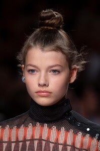 detail-defile-fendi-printemps-ete-2019-milan-detail-125.thumb.jpg.240a62ab9fc23d094fcbc7a014f1280c.jpg