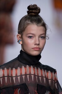 detail-defile-fendi-printemps-ete-2019-milan-detail-334.thumb.jpg.e95f6648982e1e5dd071765cb58fcf08.jpg