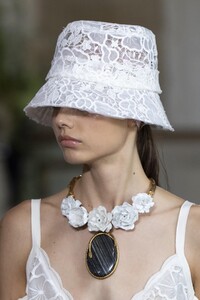 detail-defile-giambattista-valli-printemps-ete-2020-paris-detail-26.thumb.jpg.4932a10488af8a056b94604b49d05bba.jpg