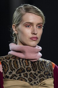 detail-defile-marcel-ostertag-automne-hiver-2018-2019-new-york-detail-100.thumb.jpg.81aed01918c3c9bb453c85fb9af7db27.jpg