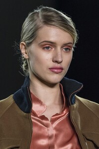 detail-defile-marcel-ostertag-automne-hiver-2018-2019-new-york-detail-49.thumb.jpg.3a1c3658b3424f363eb3cd46ff2ae802.jpg