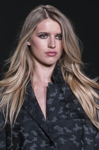 detail-defile-nicole-miller-automne-hiver-2018-2019-new-york-detail-35.thumb.jpg.39e2a13edd07fb82c2eb0c4c953603a9.jpg