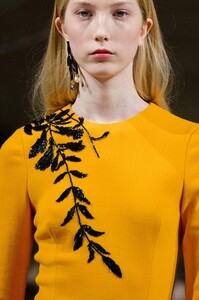 detail-defile-oscar-de-la-renta-automne-hiver-2018-2019-new-york-detail-9.thumb.jpg.d2942d8be0d4065f9e0255241e129d66.jpg