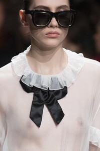 detail-defile-rochas-automne-hiver-2017-2018-paris-detail-64.thumb.jpg.0caf7bccf983028cc1b28f9fd476e596.jpg