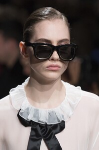 detail-defile-rochas-automne-hiver-2017-2018-paris-detail-65.thumb.jpg.b222aa8bd29016638019367c8935250f.jpg