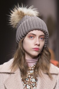 detail-defile-trussardi-automne-hiver-2017-2018-milan-detail-175.thumb.jpg.85e482c8c39029b608b728fd1c06c3aa.jpg