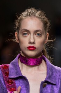 detail-defile-trussardi-printemps-ete-2017-milan-detail-16.thumb.jpg.71f6ea63813a5e6357445ea2a2eddb1f.jpg