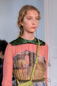 detail-defile-valentino-printemps-ete-2017-paris-detail-141.thumb.jpg.904bbc8300aa9ecb2dc9c5b099f30d49.jpg