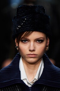 detail-defile-versace-automne-hiver-2020-2021-milan-detail-194.thumb.jpg.a8f8c03c6160cacf06fbca1d6fdd4304.jpg