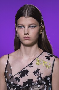 detail-defile-versace-printemps-ete-2019-milan-detail-122.thumb.jpg.dab6bd587b2c518bbaead1d5bb417b1e.jpg