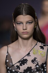 detail-defile-versace-printemps-ete-2019-milan-detail-215.thumb.jpg.45bc3a55e18996661b1a5d88fc468dab.jpg