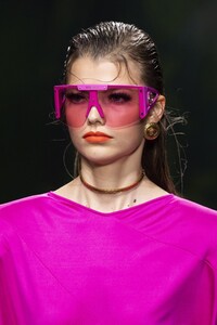 detail-defile-versace-printemps-ete-2020-milan-detail-272.thumb.jpg.0bd985fd57a7bf5bacd7402a1b025963.jpg