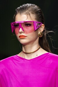 detail-defile-versace-printemps-ete-2020-milan-detail-273.thumb.jpg.f3a300d3d7c3628768be99c6b0d91203.jpg