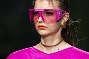 detail-defile-versace-printemps-ete-2020-milan-detail-274.thumb.jpg.b72bd61f86f777601984be1a8ca5ff42.jpg