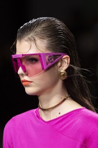 detail-defile-versace-printemps-ete-2020-milan-detail-93.thumb.jpg.9df3d8d807932be579a4df44123ffedd.jpg