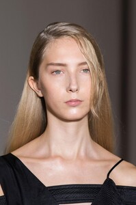 detail-defile-yang-li-printemps-ete-2017-paris-detail-10.thumb.jpg.85f44747756267fec4ae4d551397e388.jpg
