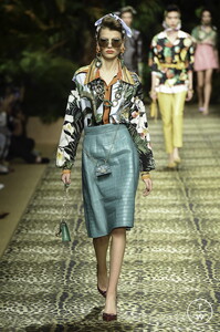 dolce-and-gabbana-ss20-0030-561284.thumb.jpg.3476db2b7217ee1c322f5a10b7786023.jpg