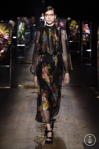dries-van-noten-ss17-0172-0e4cee.thumb.jpg.9cfe9de19a82ae0e04276559bf00837d.jpg