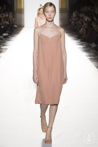 dries-van-noten-ss18-0004-d7c75d.thumb.jpg.188fd7970c5a9810c2aafb2ac4b364b4.jpg