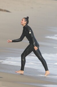 dua-lipa-boogie-boarding-and-surfing-in-malibu-08-20-2020-14.jpg