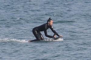 dua-lipa-boogie-boarding-and-surfing-in-malibu-08-20-2020-15.jpg