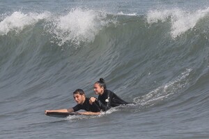 dua-lipa-boogie-boarding-and-surfing-in-malibu-08-20-2020-3.jpg