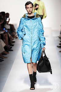 ermanno-scervino-ss20-0033-313351.thumb.jpg.571ec3ad5146b8f87d310078e22b4961.jpg