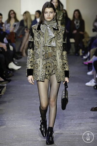 etro-aw19-0026-ead2d1.thumb.jpg.7736766ca2634d68593d9daf7061d4db.jpg