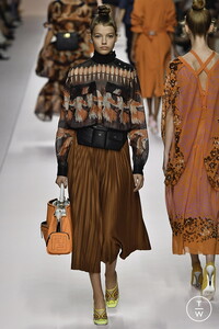 fendi-ss19-0019-a7c750.thumb.jpg.42a68b424a88f929c76db8898171ef9d.jpg