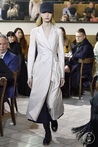 gabriela-hearst-aw18-0028-162939.thumb.jpg.384fb8996e0a4fd85e0bef583550290a.jpg