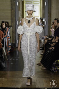giambattista-valli-ss20-0020-896512.thumb.jpg.28a848226caa44bc07970d6198db256d.jpg
