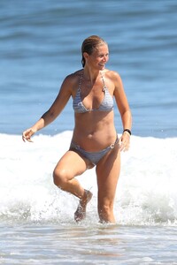 gwyneth-paltrow-in-a-bikini-at-the-hamptons-08-23-2020-0.jpg