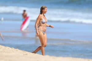 gwyneth-paltrow-in-a-bikini-at-the-hamptons-08-23-2020-22.jpg