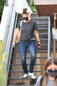 jennifer-garner-in-casual-outfit-run-errands-in-brentwood-08-26-2020-0.jpg