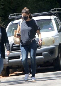 jennifer-garner-in-casual-outfit-run-errands-in-brentwood-08-26-2020-1.jpg